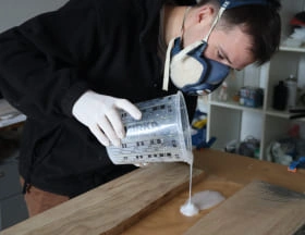 artisan ebeniste bois r&eacute;sine coulage table rivi&egrave;re elementti